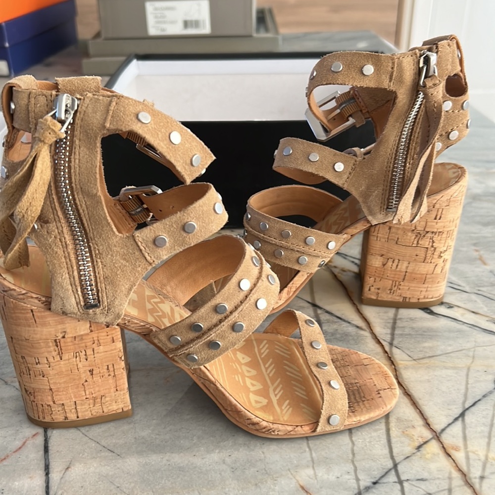 7.5 dolce Vita sandals